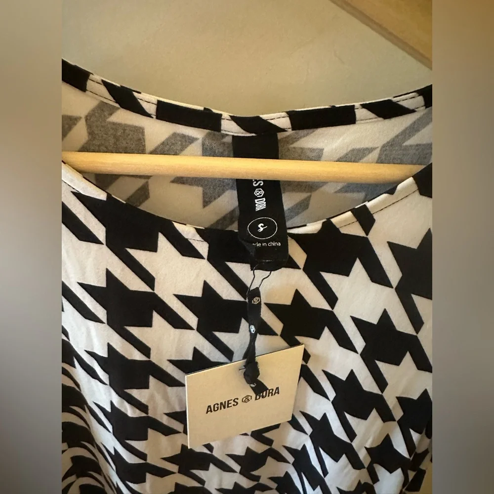 Agnes & Dora Black and White Geometric Top - Picture 2 of 2